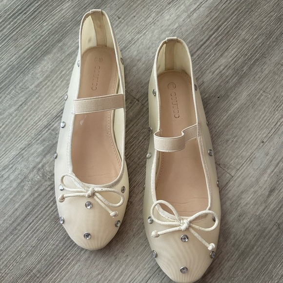 Chic Beige Flats with Metallic AccentsSz 9.5 - Picture 1 of 4